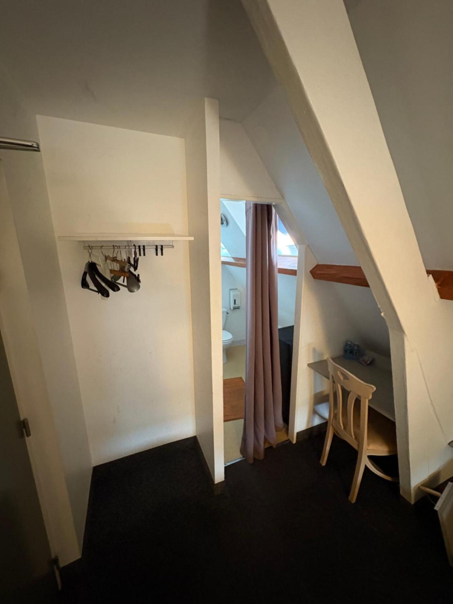 La Chaumiere Hotel *